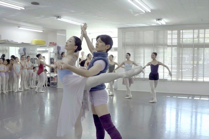 通し稽古でクラシックバレエを踊る前田奈美甫さんと緑間玲貴さん