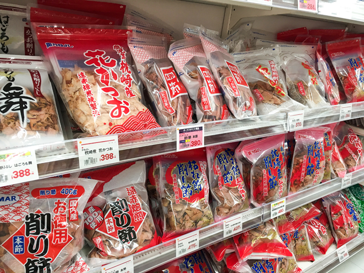 沖縄のスーパーの鰹節コーナー