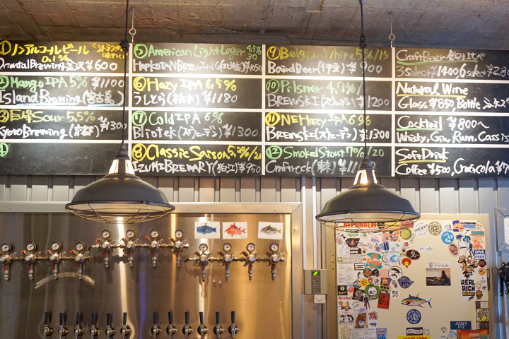 ビールの名称と金額が分かりやすく黒板に描かれています
