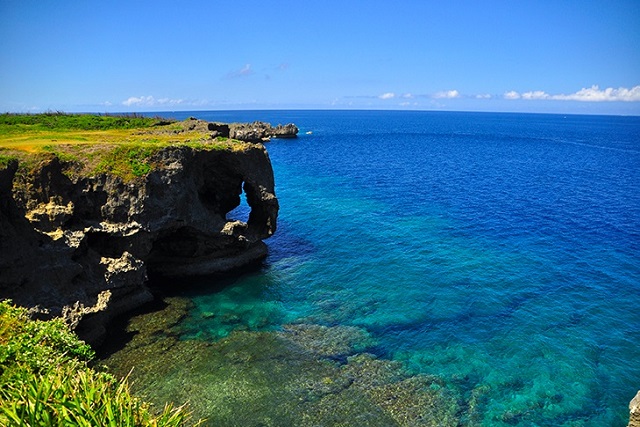 万座毛（まんざもう）は沖縄旅行で人気の絶景スポット。隆起サンゴの断崖