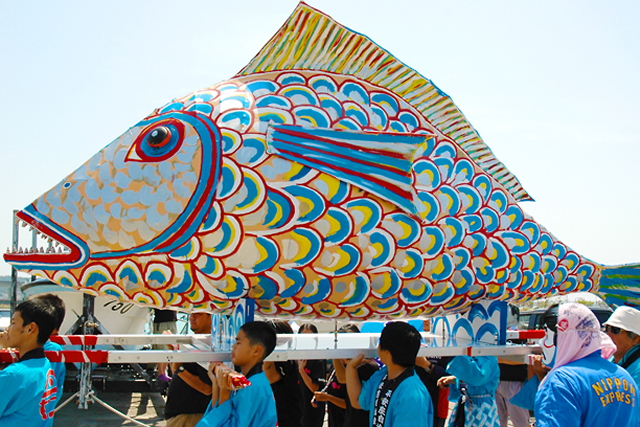 魚の御輿を担いで安全祈願！沖縄県うるま市の伝統行事「浜下り」