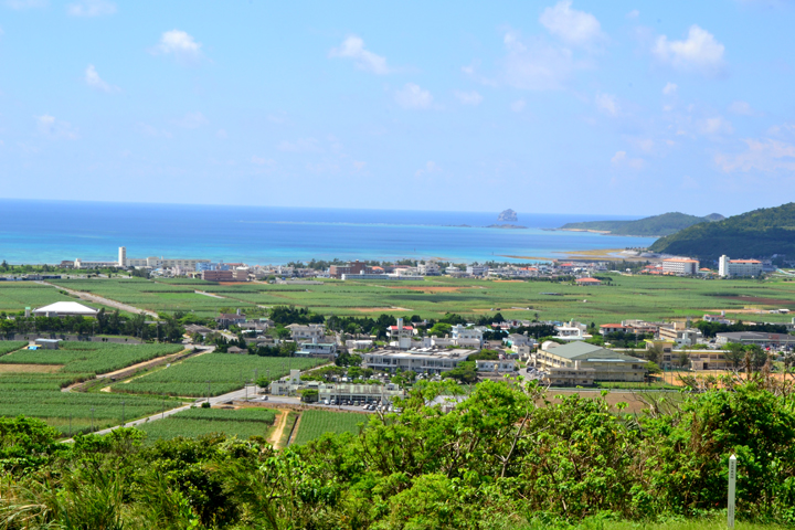 久米島、爽快な眺めの登武那覇城跡（とんなはじょうあと）