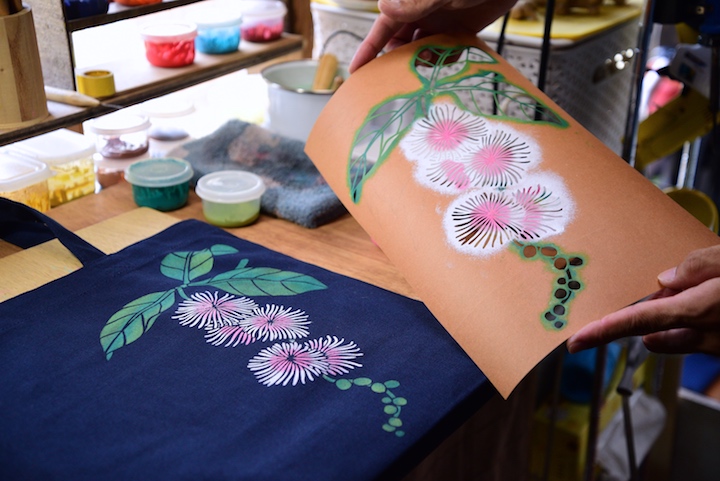 竹富島、親子で手がける型染T-シャツとバッグの店『手作り工房KUMA』